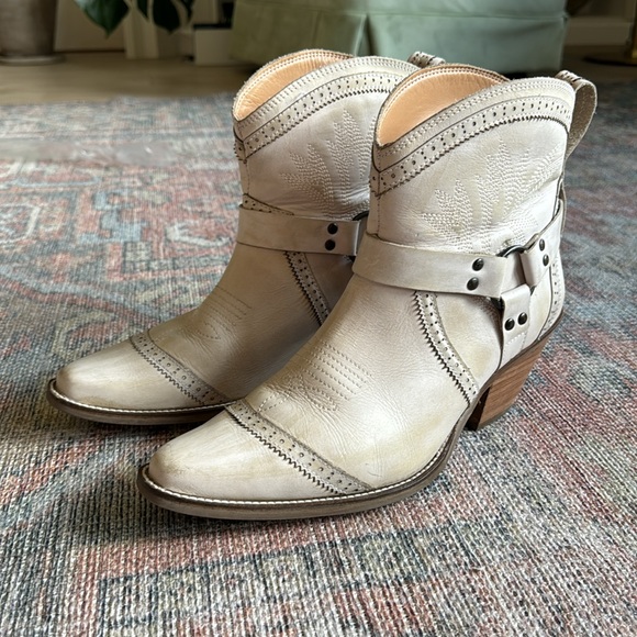 Dingo Gummy Bear White Short Cowboy Boot - Picture 5 of 11